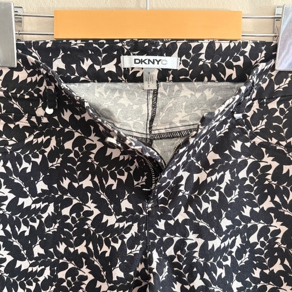 MDKNYC Black & White Print Cotton Slim Cut Ankle Pant - Picture 6 of 15